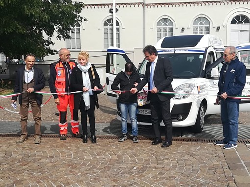 Un 'pulmino solidale' per il Comune di Cairo: la cerimonia di consegna in piazza della Vittoria (FOTO) Un 'pulmino solidale' per il Comune di Cairo: la cerimonia di consegna in piazza della Vittoria (FOTO)