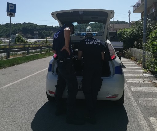 Inseguimento a Carcare, automobilista cerca di seminare la polizia locale: fermato