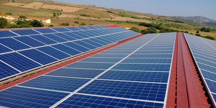 Carcare, il sindaco De Vecchi replica alla minoranza: “Nessun mancato funzionamento dell’impianto fotovoltaico della scuola”