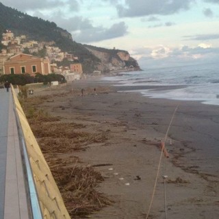 Pietra Ligure si attiva per pulire le spiagge colpite dalla mareggiata