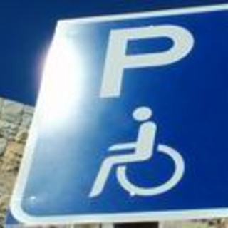 Usava il tesserino disabili del marito deceduto per parcheggiare nelle soste blu, pizzicata dalla Polizia Locale di Alassio