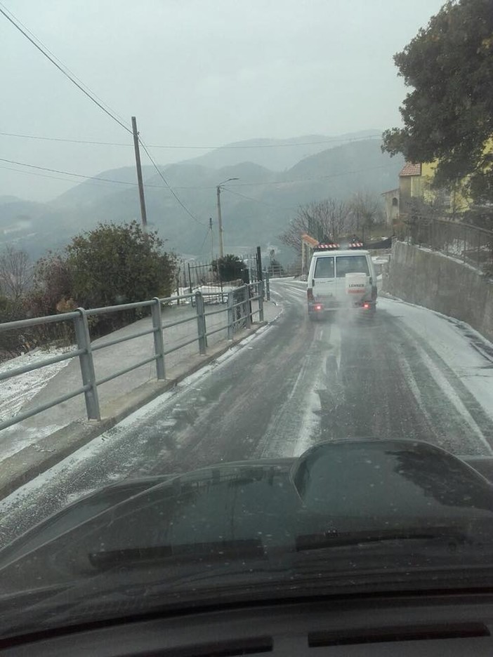 Operazioni di spargimento sale in corso a Tovo San Giacomo (FOTO e VIDEO)