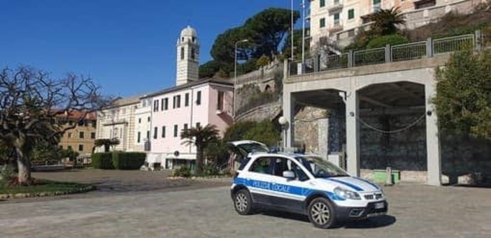 Mancata raccolta deiezioni canine e in giro senza maglietta e in costume per Celle: elevate le prime multe