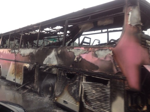 Pullman distrutto dalle fiamme sulla A10, fortunatamente nessun ferito