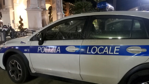 Ubriaco tenta di darsi alla fuga dopo un incidente, nell'inseguimento sperona la Polizia: denuncia e revoca della patente Ubriaco tenta di darsi alla fuga dopo un incidente, nell'inseguimento sperona la Polizia: denuncia e revoca della patente