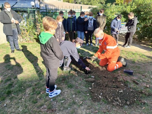 Festa dell'albero ad Andora, i carabinieri Forestali piantumano due alberelli nel giardino delle scuola Festa dell'albero ad Andora, i carabinieri Forestali piantumano due alberelli nel giardino delle scuola