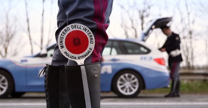 Prende a calci e pugni la moglie sull'A6, arriva la polizia e li minaccia di morte: arrestato