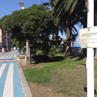 Notevole afflusso di turisti ad Albissola Marina, ma sui bivacchi il Comune dice basta: "Le aree verdi non sono un prolungamento della spiaggia"