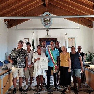 Da ben 66 anni in vacanza a Pietra Ligure, l'amministrazione omaggia la famiglia Levati (FOTO)