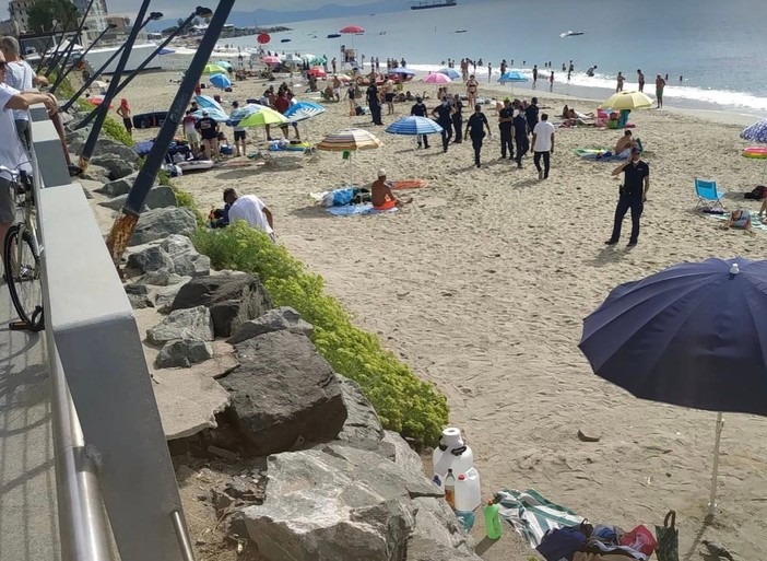 Savona, sgombero di massa di accampamenti abusivi sul litorale: 25 verbali e fermati tre irregolari (FOTO)