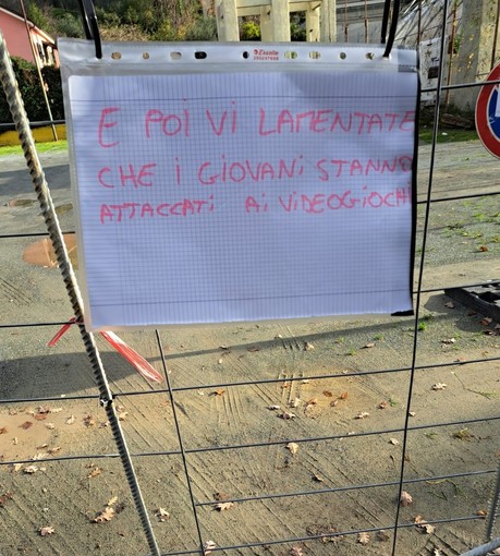 Restyling campo Ravezza, la protesta di Natale dei bimbi di Celle: "E noi ora dove andiamo? Poi vi lamentate che stiamo attaccati ai videogiochi"
