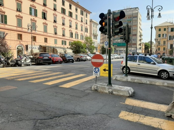 Savona, ritorna alla normalità la viabilità su piazza Giulio II, vicesindaco Arecco: "Riapertura a tempo record"