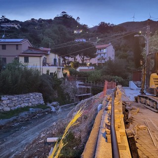 Vado, posata la nuova passerella sul torrente Segno a Sant'Ermete
