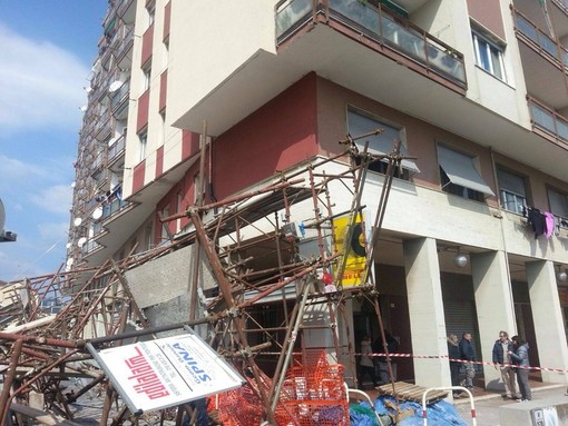 Crollo ponteggio a Zinola, indagini verso la conclusione: rimangono 5 gli indagati