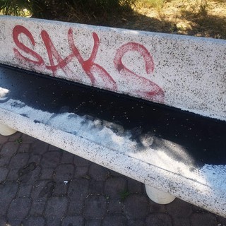 Albenga, le panchine in marmo di piazza Olimpia ricoperte di olio motore bruciato (FOTO)