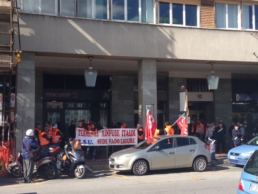 "Senza lavoro non c'è futuro", lavoratori della TRI in presidio all'Unione Industriali di Savona