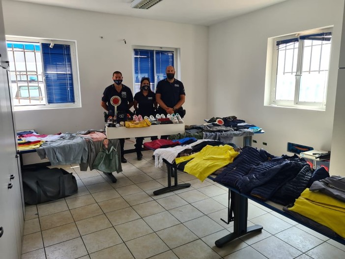 Pietra Ligure, la polizia locale in prima linea contro l'abusivismo commerciale Pietra Ligure, la polizia locale in prima linea contro l'abusivismo commerciale