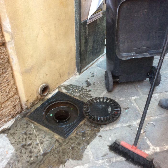 Albenga, la Teknoservice impegnata negli interventi di pulizia e manutenzione delle caditoie del centro storico Albenga, la Teknoservice impegnata negli interventi di pulizia e manutenzione delle caditoie del centro storico