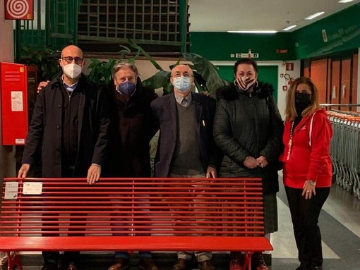 Carcare, una Panchina Rossa per dire "No" alla violenza sulle donne Carcare, una Panchina Rossa per dire "No" alla violenza sulle donne