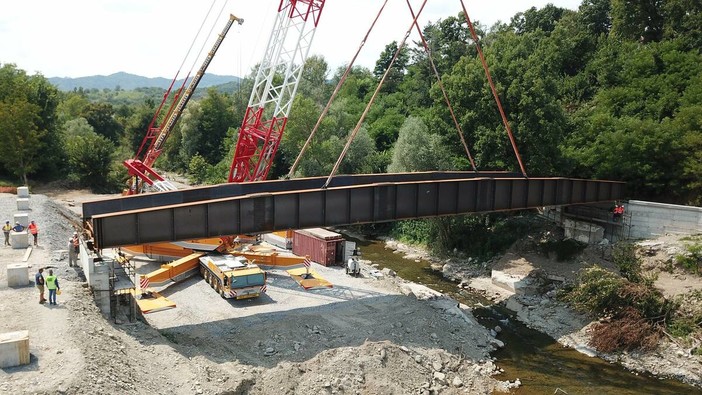 I lavori per il varo del nuovo ponte dei Chinelli I lavori per il varo del nuovo ponte dei Chinelli
