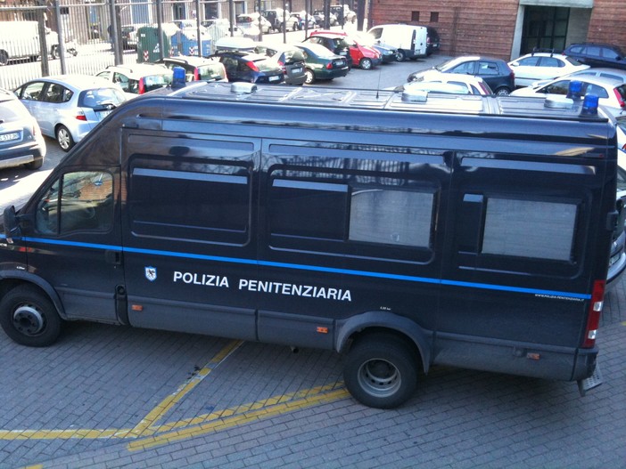 La Polizia Penitenziaria: "Provvidenziale il nostro soccorso all'anziano colto da malore ai seggi a Savona"