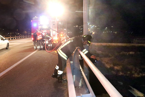 Albenga, principio di incendio nel greto del fiume Centa (FOTO) Albenga, principio di incendio nel greto del fiume Centa (FOTO)