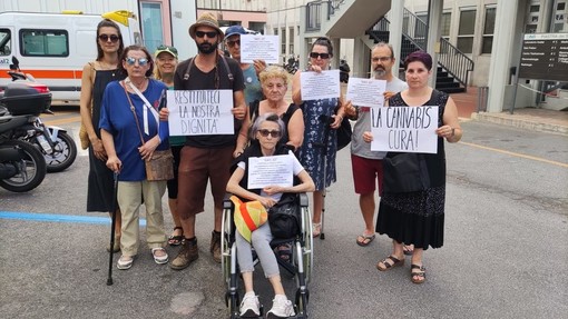 Terapia del dolore del Santa Corona, pazienti allarmati: "Medici in fuga, a rischio l'esistenza del reparto". Ma l'Asl rassicura: "Nessuna situazione critica" Terapia del dolore del Santa Corona, pazienti allarmati: "Medici in fuga, a rischio l'esistenza del reparto". Ma l'Asl rassicura: "Nessuna situazione critica"