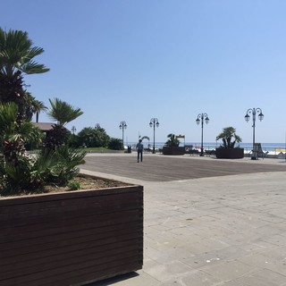 Alassio, ripristinata la viabilità e riposizionati i vasconi sul tratto di Piazza Partigiani Alassio, ripristinata la viabilità e riposizionati i vasconi sul tratto di Piazza Partigiani