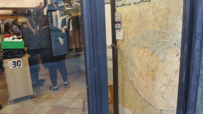 Loano: nuova spaccata nel negozio &quot;Pepe&quot;, indagano i carabinieri (FOTO)