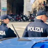 Savona, ruba vestiti in più negozi del centro commerciale e aggredisce gli addetti alla sicurezza: arrestato 38enne