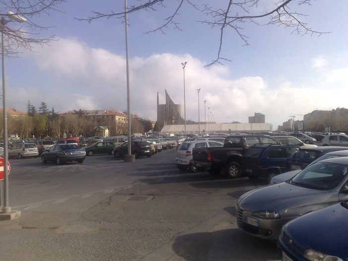 Parcheggio di Piazza del Popolo a Savona, lettera di una nostra lettrice: "Siamo al paradosso"