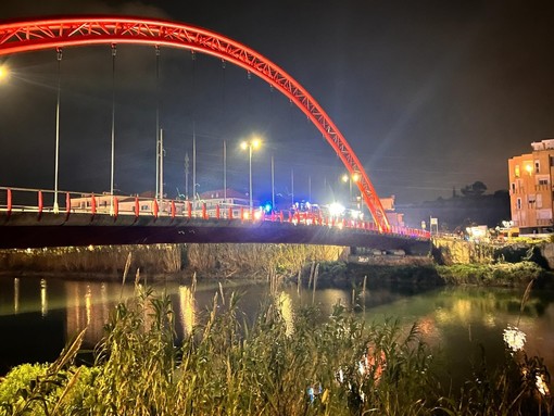 Albenga, si arrampica sul Ponte Rosso e inscena una protesta: soccorsi mobilitati