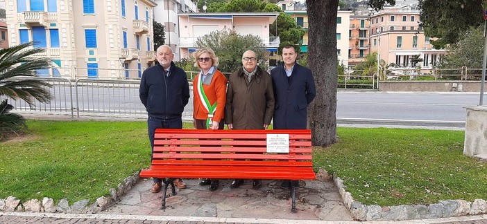 Celle, inaugurata sulla passeggiata Carlo Russo una panchina contro la violenza sulle donne (FOTO)