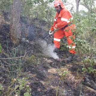 Albenga: i volontari della Protezione Civile in sostegno sull'incendio a Pietrabruna
