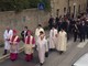 Fedeli in cammino verso il Santuario: prima processione per vescovo e sindaco