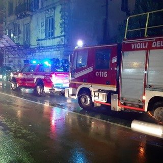 Savona, crollo di un'impalcatura in via Nizza: disagi al traffico, ma fortunatamente nessun ferito (FOTO) Savona, crollo di un'impalcatura in via Nizza: disagi al traffico, ma fortunatamente nessun ferito (FOTO)