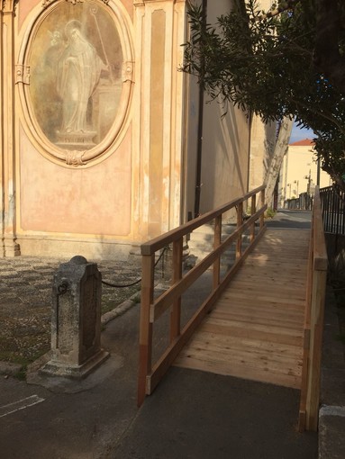 Finale: una nuova rampa d'accesso in piazza Abbazia Finale: una nuova rampa d'accesso in piazza Abbazia