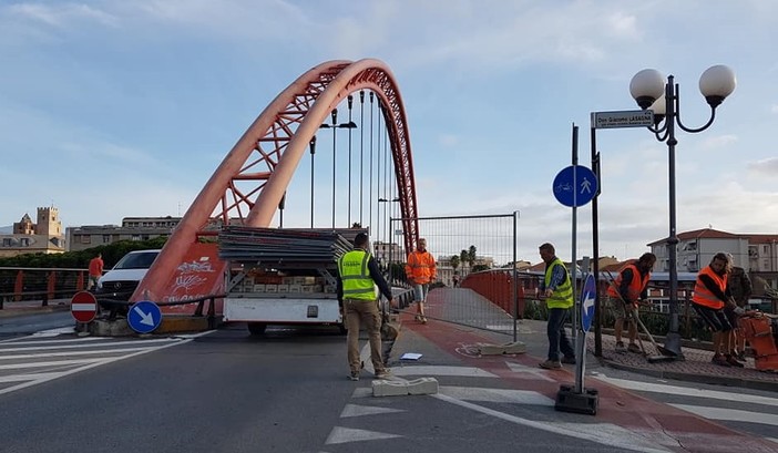 Albenga, terminata la fase di verniciatura della parte alta del Ponte Viveri: ora si smontano le impalcature Albenga, terminata la fase di verniciatura della parte alta del Ponte Viveri: ora si smontano le impalcature