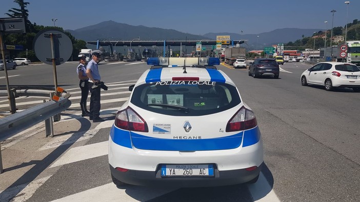 Savona, controlli della polizia locale su veicoli in uscita dall'autostrada: notificati 10 verbali Savona, controlli della polizia locale su veicoli in uscita dall'autostrada: notificati 10 verbali