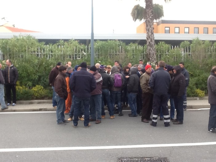 Esplode la rabbia dei lavoratori Tirreno Power: presidio ai cancelli