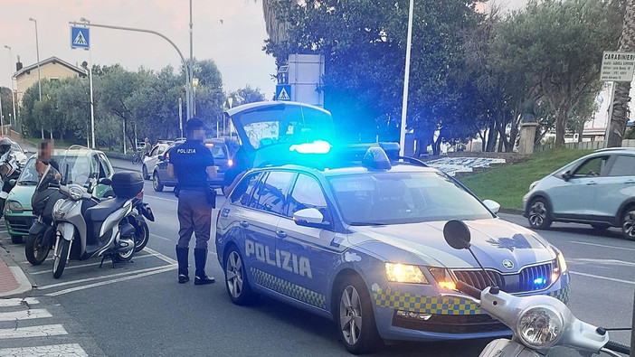 Albissola Marina, incidente sull'Aurelia all'incrocio con via Faraggiana: a scontrarsi scooter e auto