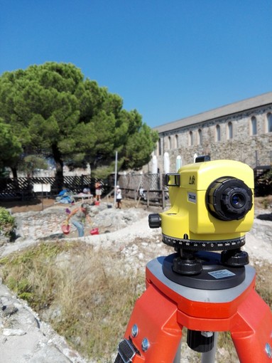 Alla Fortezza del Priamar un corso di introduzione allo scavo archeologico Alla Fortezza del Priamar un corso di introduzione allo scavo archeologico