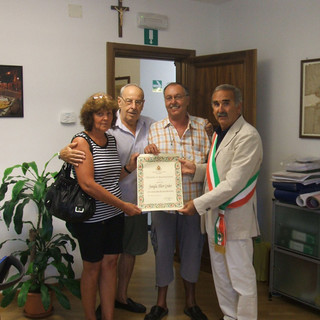 Pietra: quarant'anni di fedeltà, il Sindaco premia i turisti