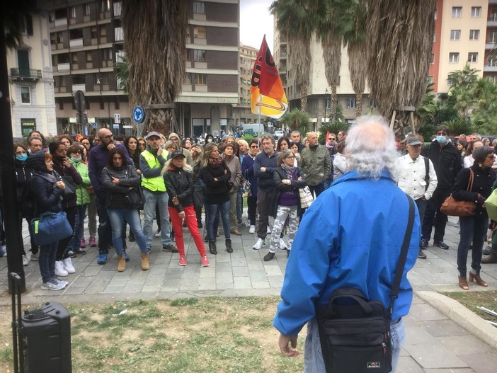 Scatta l'obbligo del Green Pass e prosegue la protesta: a Savona lavoratori in presidio dalla Prefettura (FOTO e VIDEO) Scatta l'obbligo del Green Pass e prosegue la protesta: a Savona lavoratori in presidio dalla Prefettura (FOTO e VIDEO)