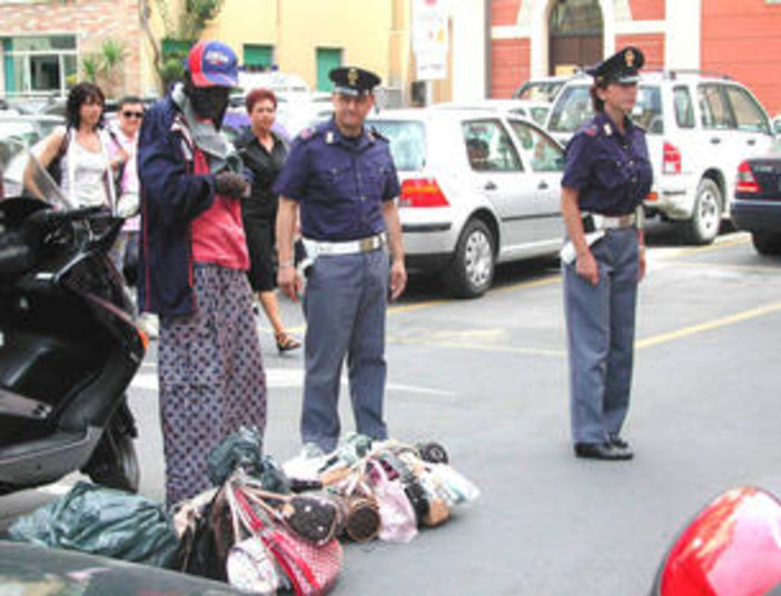 Campagna anti-abusivismo “No al Falso”: multa da 200 euro e sequestro merce per una turista