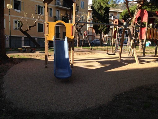 Finale Ligure, ultimato il restyling dei parchi giochi. Il sindaco Frascherelli: "Investiti più di 80 mila euro"