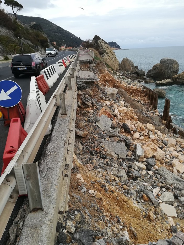 Finale Ligure, Gualberti: "Niente soldi né lavori per la passeggiata di Varigotti, danneggiata da fine ottobre" Finale Ligure, Gualberti: "Niente soldi né lavori per la passeggiata di Varigotti, danneggiata da fine ottobre"
