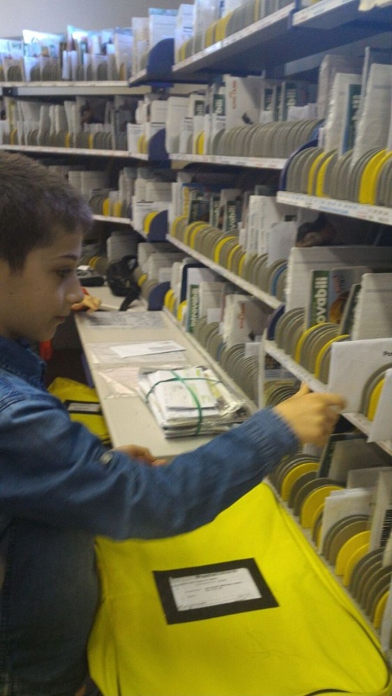 Gli alunni della 4° A dell’Istituto Comprensivo di Finale Ligure in vista al centro postale di Pietra Ligure Gli alunni della 4° A dell’Istituto Comprensivo di Finale Ligure in vista al centro postale di Pietra Ligure