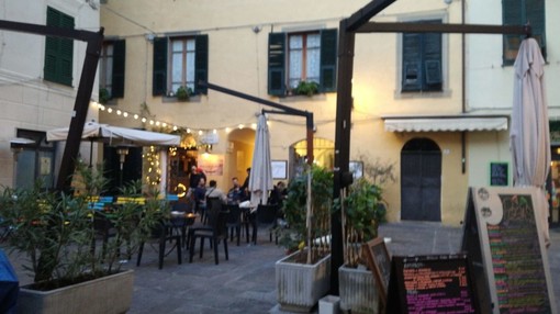 Ingressi contingentati in piazza delle Erbe ad Albenga, il sindaco Tomatis: "Una proposta dei titolari dei locali sarebbe stata ben accolta da parte nostra"