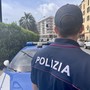 Dormiva in un palazzo di Corso Italia, all'arrivo della polizia ha opposto resistenza mordendo poi un agente: arrestato